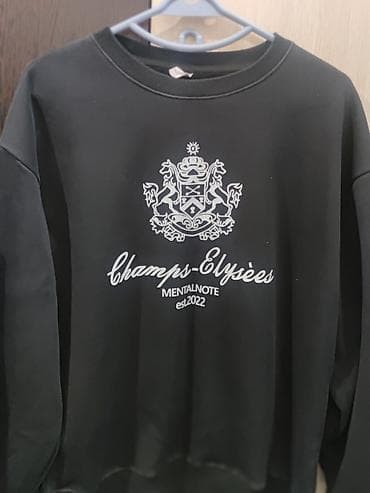 толстофка: Свитшот черный с печатью “Champs-Élysées” и гербом на груди. Надпись — 1