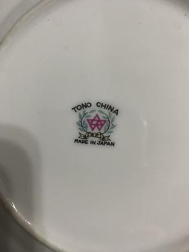 вазы большие: Набор столовых тарелок из тонкого фарфора с цветочным декором. - — 4