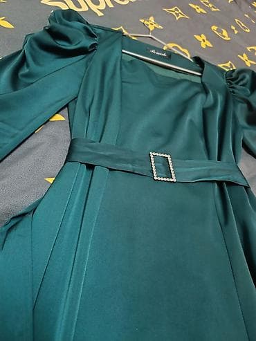 костюм красный: Изумрудное женское платье миди с длинным рукавом. состояние отличное — 2