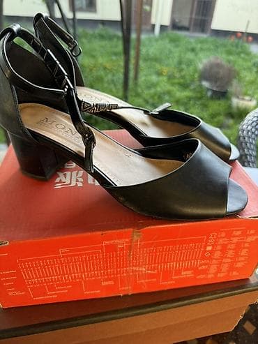 Личные вещи: Женская обувь – четыре пары 500 сом за все 1) Пляжные сабо/сланцы — 2