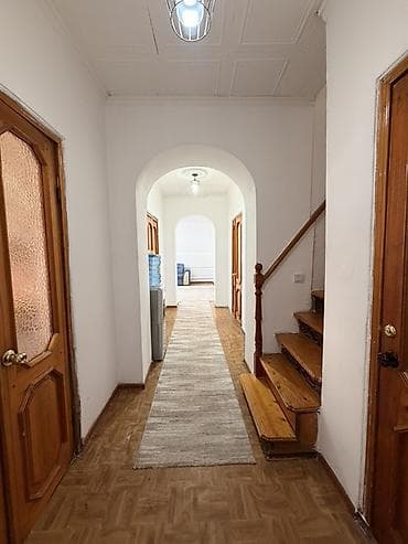 этаж үй: Продаю мансардный просторный дом с удобной планировкой в районе рынка — 1