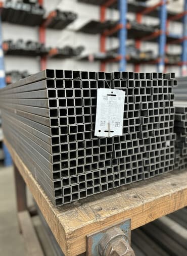 Стальная квадратная труба размером 25х25 мм с толщиной стенки 1,5 мм