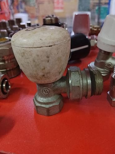 Угловой радиаторный вентиль 3/4" (закрывающий/регулировочный) - Тип at lalafo.kg Угловой радиаторный вентиль 3/4" (закрывающий/регулировочный) - Тип