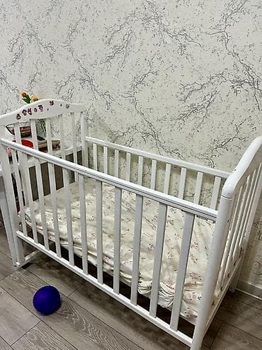 детская кроватка с бортиком: Детская деревянная кроватка классического белого цвета. - Материал — 2