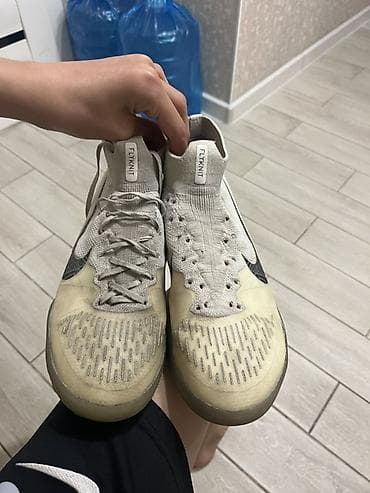 Футбольные бутсы/сороконожки Nike с технологией Flyknit. - Верх