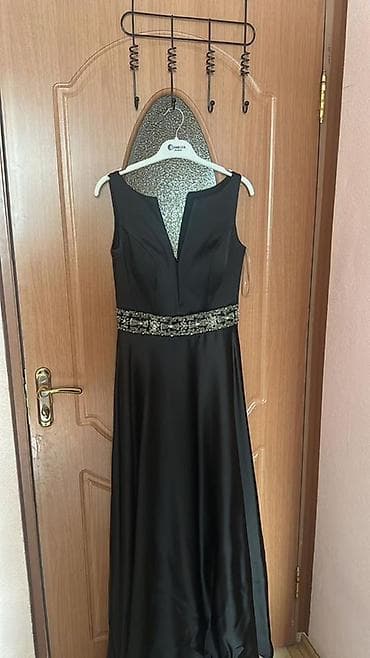 Элегантное вечернее платье в пол, черного цвета. - Силуэт