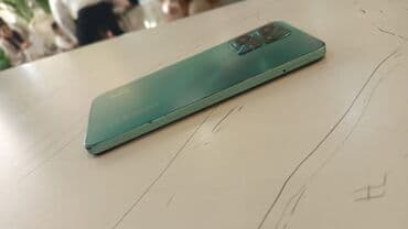 мини телефоны: Смартфон с большим безрамочным экраном, плоской передней панелью и — 3