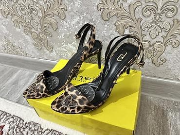 обувь женские бу: Босоножки, 39, Alaïa, Новый, цвет - Бежевый, Самовывоз — 1