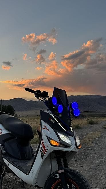 n max: Скутер Kymco (серия X, наклейки X-Raptor) с ярким тюнингом света и — 3