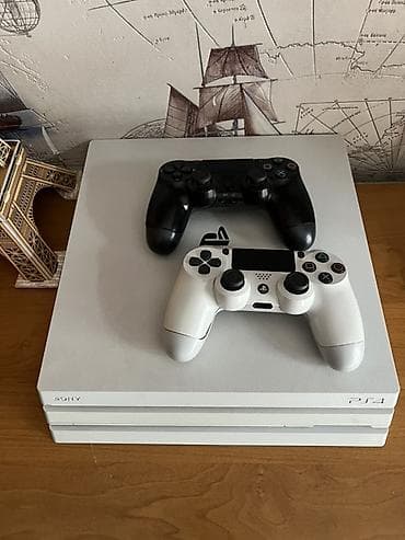 Sony PlayStation: Sony PlayStation 4 Pro (белая, Glacier White) с двумя беспроводными — 1