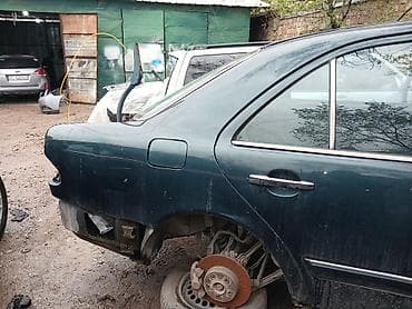 e class: Кузовной донор/разбор на запчасти — седан темно‑зеленого цвета (класс — 3