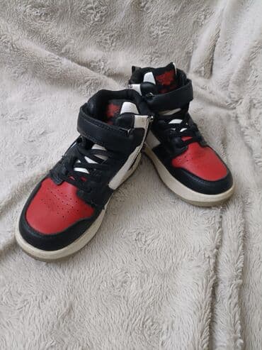 детская обувь с высоким берцем: Высокие кроссовки размер 32 . 400 сом — 2