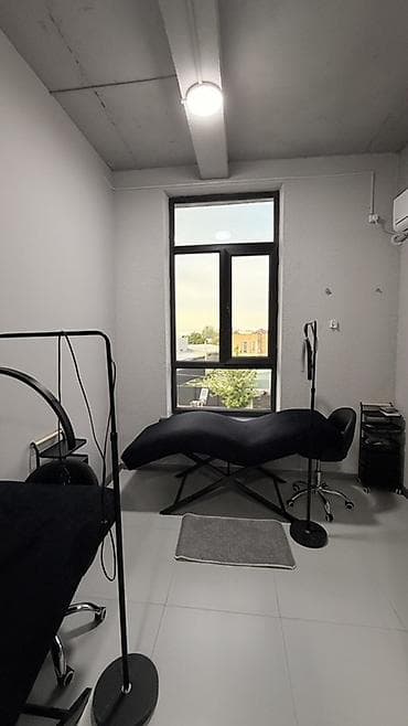 швейные цеха: Сдаю кушетку на аренду мастерамсалон находится в новом здании, есть — 1