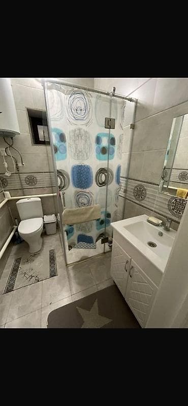 Үйлөр: Продаётся одноэтажный кирпичный дом с двором и воротами. Основные — 5