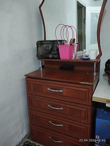 Спальный гарнитур из ЛДСП в тёплом оттенке «орех» с декоративной