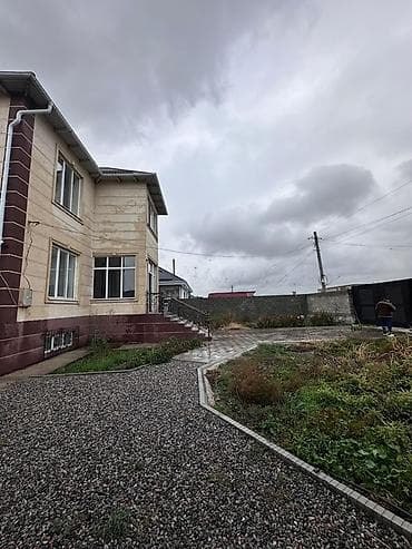 Сдаю Просторный трехэтажный дом с участком и благоустроенным двором в