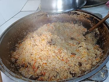 куруч рис: Плов в большом казане - Ароматный рис длиннозёрный, приготовленный на — 2