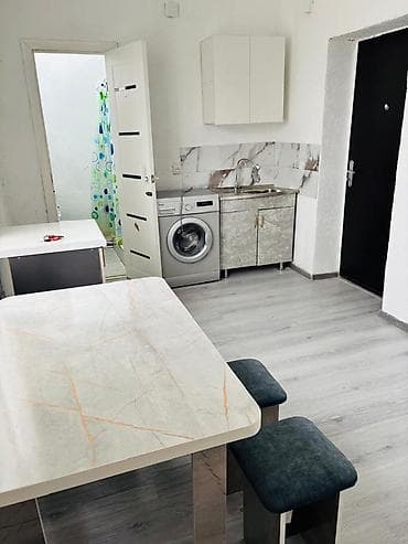 коттеджи продаю: - Планировка: светлая комната с окном и радиатором отопления — 7