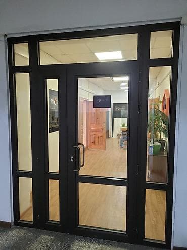 Металлические сейфовые двери: Алюминиевый входной портал с распашной дверью и фиксированными — 1