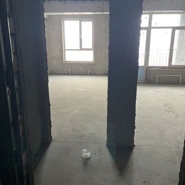 срочно продаётся 1 комнатная квартира в районе ошского рынка по улице молодая гвардия токтогула: 1 комната, 48 м², Элитка — 6