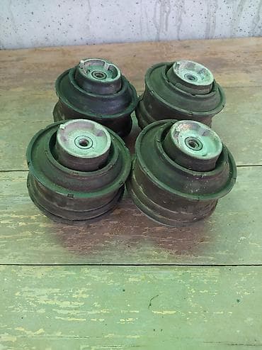 Автозапчасти: Подушка мерс падушка двигателя комплект 2 шт-4000сом Мерседес Бенс — 4