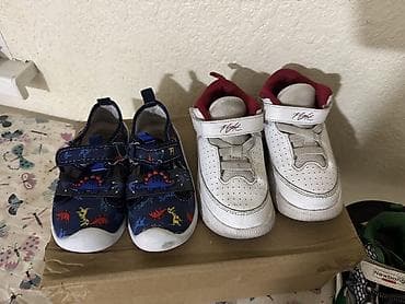 На первом фото красовки жорданы оригинал кожа покупали в дубайе