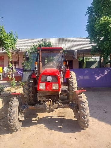 Продаётся колёсный трактор с кабиной, красного цвета. Основные