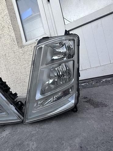 volvo ref: Комплект передних фар Volvo — 2