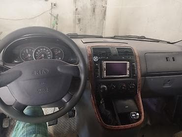 авто сатылат: Kia Carnival: 2003 г., 2.9 л, Кол менен иштөөчү, Дизель, Вэн/Минивэн — 3