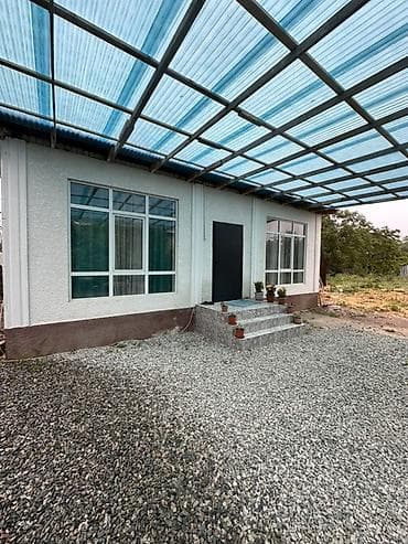 ак босого дома: 📍 В Сокулуке от трассы 1.5 км продается дом на участке 8 соток, 65 — 1