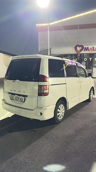 машины китайцы: Toyota Noah: 2002 г., 2 л, Автомат, Бензин, Минивэн — 5