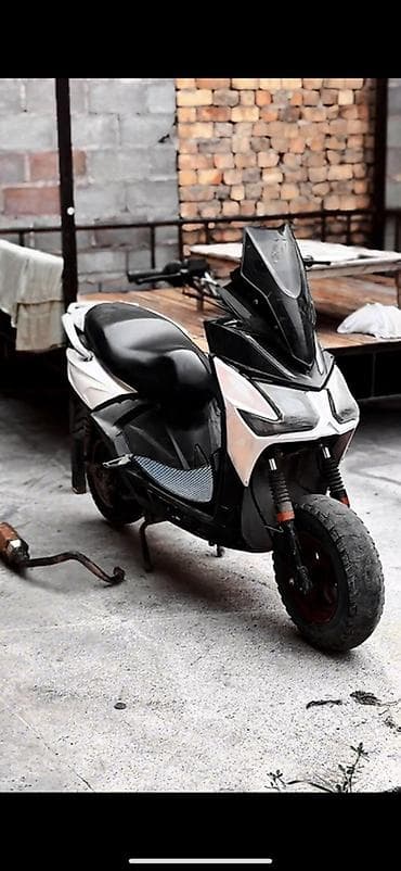 скутер adv: Скутер с агрессивным спортивным обвесом и высоким тонированным — 1