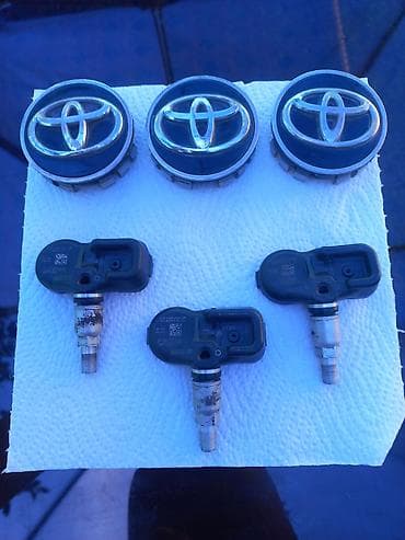 колпачки на шины: Датчики давления в шинах (TPMS) + центральные колпаки дисков Toyota — 4