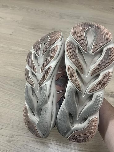 lining красовки: Кроссовки женские Lining б/у 

36,5 размер — 4