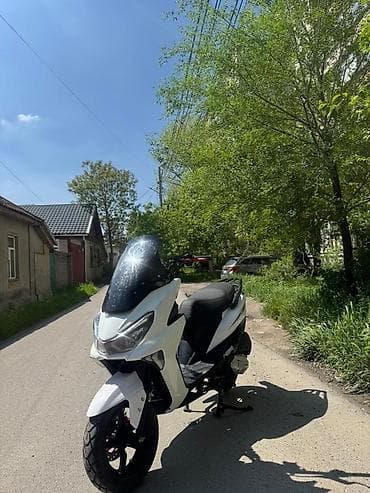 махи скутер: Скутер/макси-скутер городского класса, белый цвет с тёмным высоким — 4