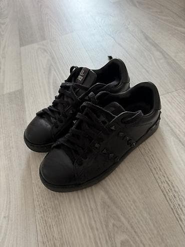 обувь балетки: Кроссовки черные, низкие, с шнуровкой. Материал верха — гладкая — 1