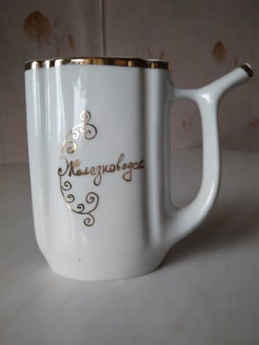 Сувенирный кувшинчик для питья минеральной воды. Фарфор