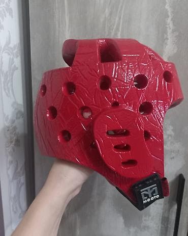 Шлем для тхэквондо Mooto, красный размер М. 
В отличном состоянии