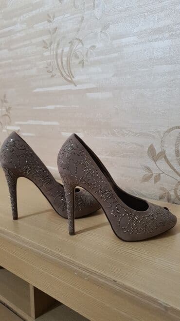 женские слипоны больших размеров: Туфли 38 размер 
Не подошёл размер 
Идеальное состояние 
Очень удобные — 4