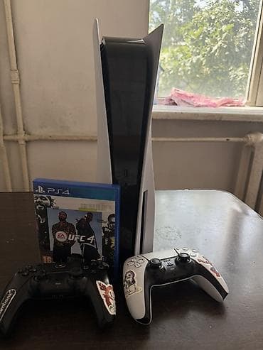 PlayStation 5 (версия с дисководом) + 2 геймпада DualSense + игра UFC