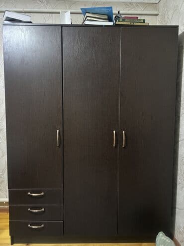 продаю спальню: Спальный гарнитур, Двуспальная кровать, Шкаф, Самовывоз, цвет - Коричневый — 1