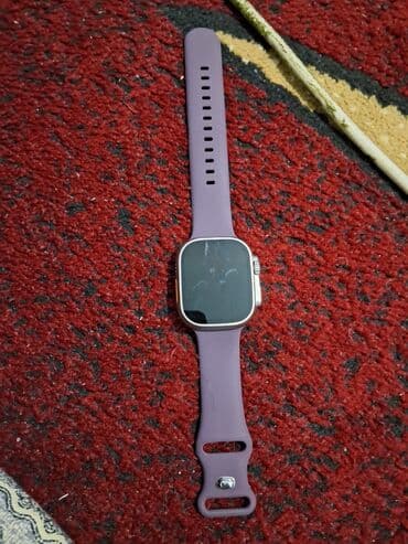 Смарт-часы с фиолетовым силиконовым ремешком и прямоугольным экраном