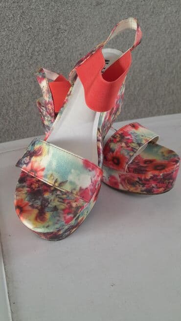 шлепка: Босоножки женскик 39 размер. 2 раза были обуты. 500 сом — 1