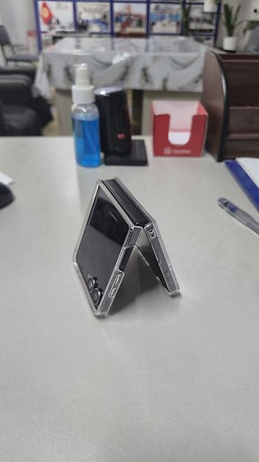 телефон для авто: Samsung Galaxy Z Flip7, Б/у, 256 ГБ, цвет - Серый, 1 SIM, eSIM — 1