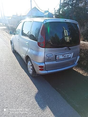 Унаа сатуу: Toyota Yaris Verso: 1999 г., 1.3 л, Кол менен иштөөчү, Бензин, Вэн/Минивэн — 8