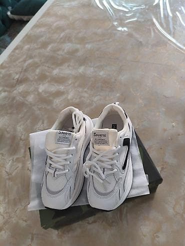 Кроссовки спортивные белые - Универсальный дизайн в стиле dad shoes