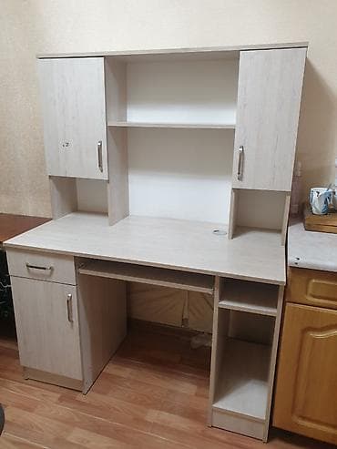 study table: Компьютерный стол с надстройкой, цвет светлый дуб. 5000сом — 2