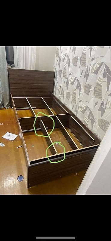 bunk bed: Кровать с матрасом, нужно обновить фанеру и заменить или починить одну — 4
