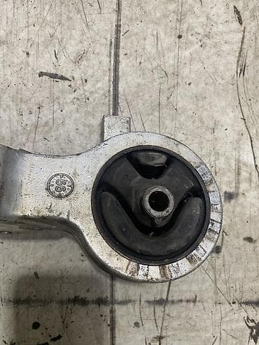 210 cdi: Подушка мотора Mitsubishi Б/у, Оригинал — 3