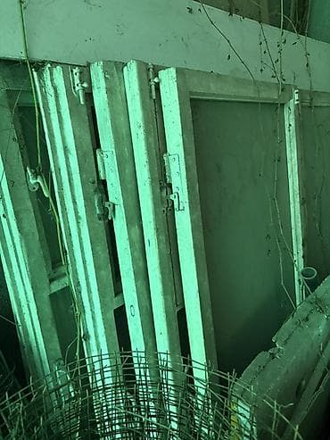 Окна: деревянные рамы, со стеклами 8 шт - 4000 с за все Дверь